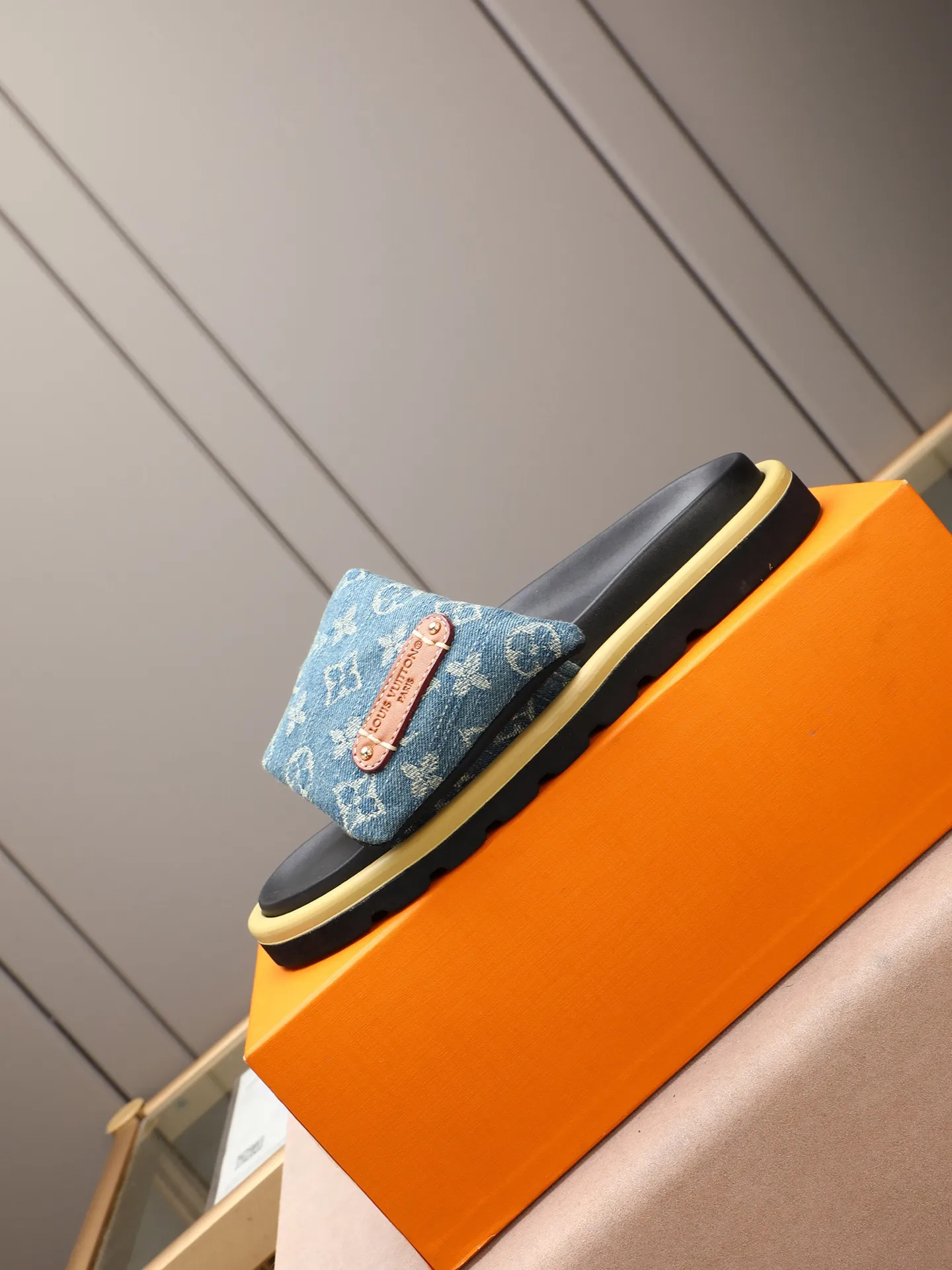 PP360 [LOUIS VUITTON] Louis Vuitton, LV printing, men's and women's slippers are on the market. The drawer box packaging comes with a cloth bag and a card. The upper pattern looks very soft and waxy, and it is a super versatile leg slimming tool. Fabric: imported denim/canvas/old fabric, LV hardware LOGO, official website pattern printing, comfortable to wear, feet: high-elastic PU water table. Sole: foam sole, heel height: about 5cm. Code number: 35-46, 35, 45, 46 are custom-made and non-returnable. Color: multiple colors and styles available.
